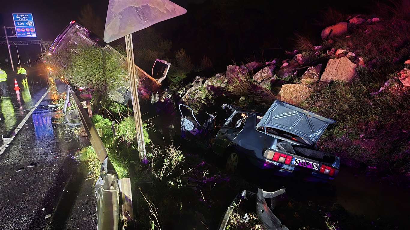  Karayolu savaş alanına döndü: 3 yaralı haberi